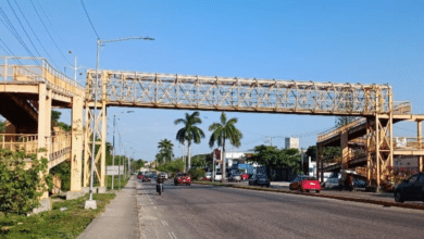 Desmantelan puente peatonal en la colonia Pedro Sainz de Baranda, Ciudad del Carmen