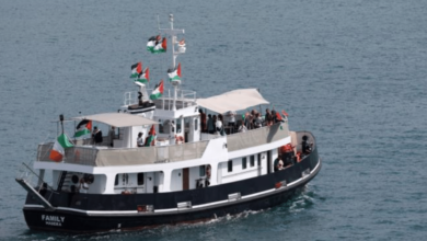 La Flotilla Global Sumud, con más de 50 barcos y delegaciones de 44 países, partió desde Barcelona rumbo a Gaza, pero debió regresar por una tormenta. Israel advirtió que podría arrestar a Greta Thunberg y confiscar las embarcaciones.