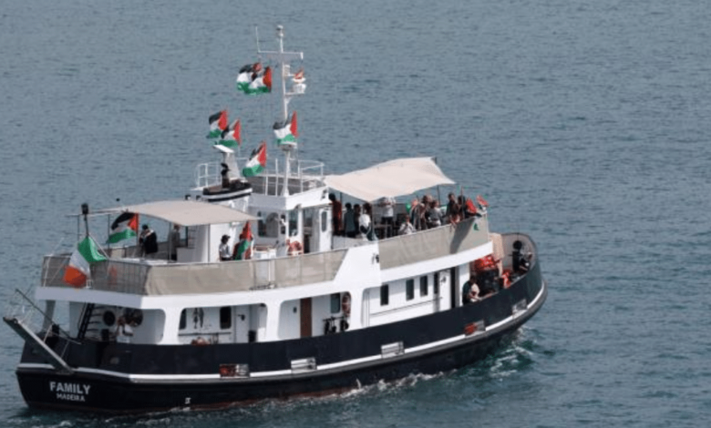 La Flotilla Global Sumud, con más de 50 barcos y delegaciones de 44 países, partió desde Barcelona rumbo a Gaza, pero debió regresar por una tormenta. Israel advirtió que podría arrestar a Greta Thunberg y confiscar las embarcaciones.