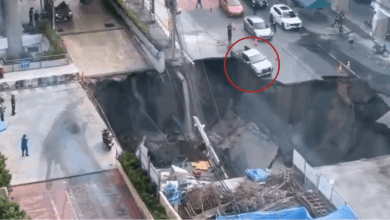 Un cráter se abrió de golpe en una calle muy transitada de Bangkok, cerca del hospital Vajira. El hundimiento derribó autos, postes eléctricos, tuberías de agua y condujo a evacuar el área como medida de precaución.