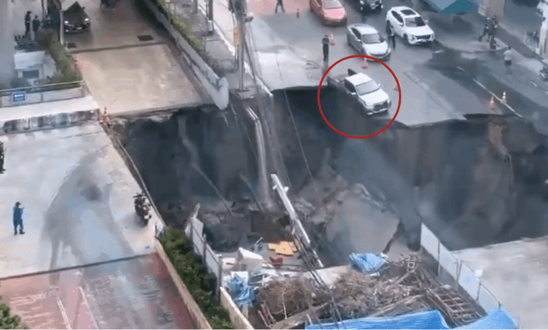 Un cráter se abrió de golpe en una calle muy transitada de Bangkok, cerca del hospital Vajira. El hundimiento derribó autos, postes eléctricos, tuberías de agua y condujo a evacuar el área como medida de precaución.