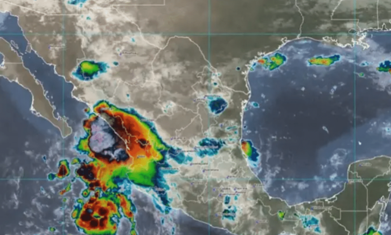El Servicio Meteorológico Nacional confirmó que la depresión tropical Doce-E evolucionó a tormenta tropical Lorena, ubicada a 385 km de Manzanillo; se esperan lluvias intensas, vientos fuertes y oleaje elevado en varios estados del Pacífico mexicano.