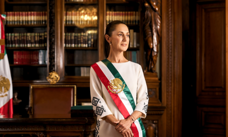 La presidenta Claudia Sheinbaum presentó este 1 de septiembre de 2025 su Primer Informe de Gobierno, un acto histórico al ser la primera mujer en México en rendir cuentas desde Palacio Nacional.