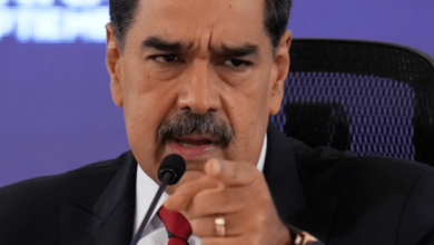 El presidente Nicolás Maduro aseguró que su país enfrenta “la mayor amenaza en 100 años” tras el despliegue militar de Estados Unidos en el Caribe, mientras Washington aumentó la recompensa por su captura a 50 millones de dólares.