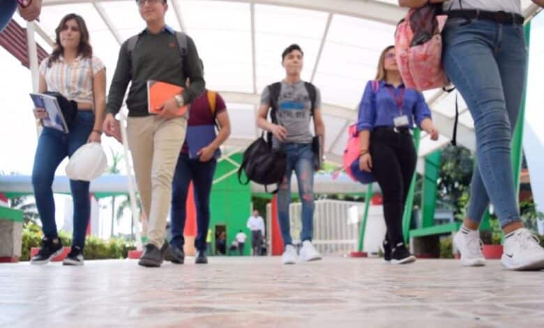 Menos del 10% de los egresados en Campeche no se titula; priorizan inserción laboral