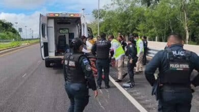 Mujer motociclista termina lesionada al derrapar en el Periférico de Campeche