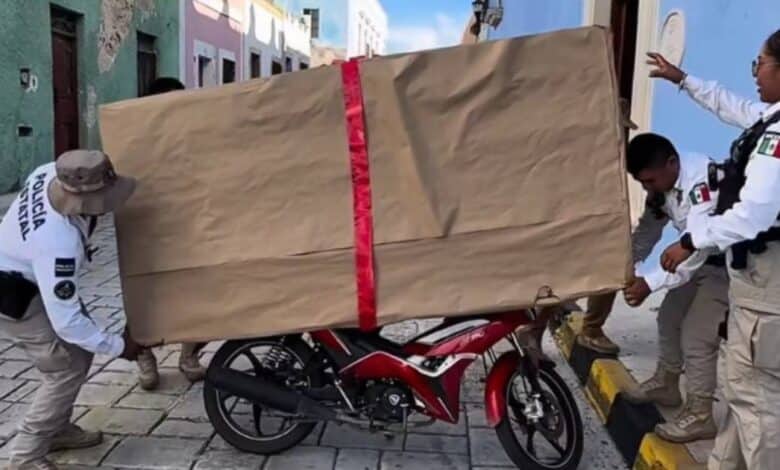 Policías en Campeche realizan campaña de concientización con motos mal estacionadas