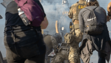 Protestas masivas contra el ICE y redadas de Trump terminan con detenidos y gases químicos (Foto por AP)