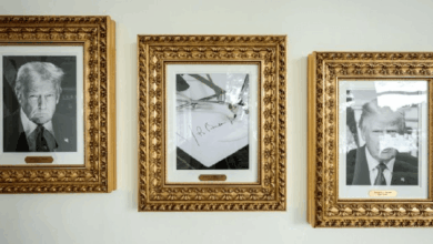 En un gesto polémico, Donald Trump sustituyó el retrato de Joe Biden por la imagen de un autopen, acusándolo de abusar de esta máquina para ocultar su deterioro cognitivo.