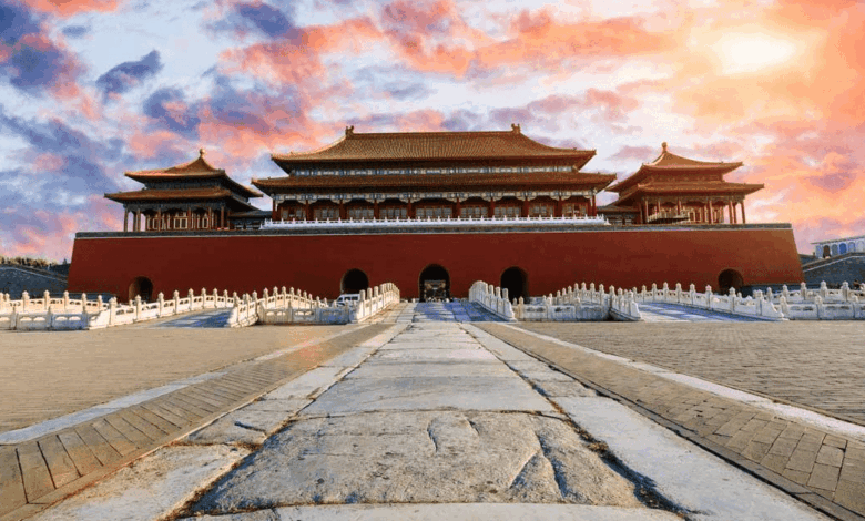 Los palacios de China, como la Ciudad Prohibida en Pekín o el Palacio de Verano, son testigos de dinastías milenarias, símbolos de poder y refinamiento arquitectónico.