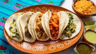 Tacos de guisado Platillos en una tortilla para las Fiestas Patrias
