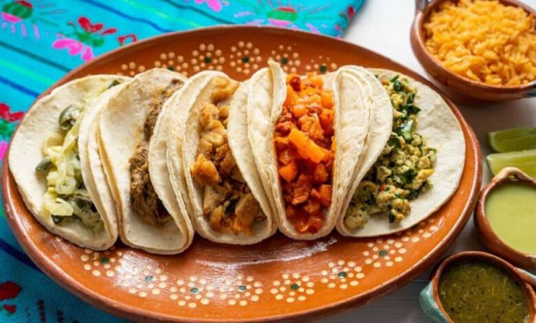 Tacos de guisado Platillos en una tortilla para las Fiestas Patrias