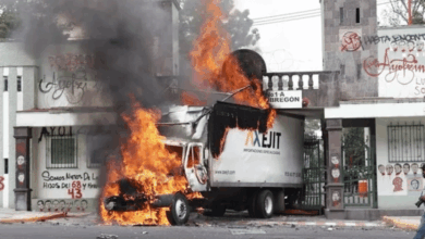 Encubiertos irrumpieron en las instalaciones militares de Naucalpan con un camión que luego fue incendiado, en el marco de las protestas por los 43 normalistas desaparecidos en 2014.