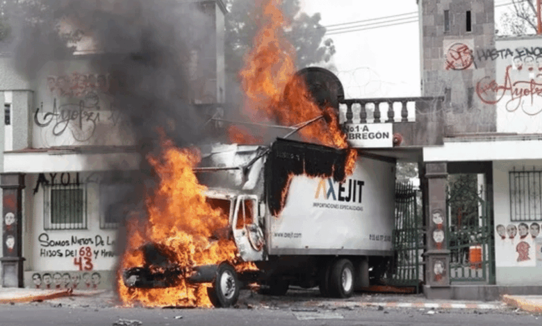 Encubiertos irrumpieron en las instalaciones militares de Naucalpan con un camión que luego fue incendiado, en el marco de las protestas por los 43 normalistas desaparecidos en 2014.
