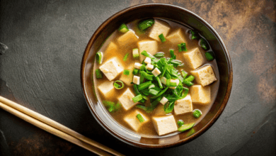 La sopa miso, uno de los platos más emblemáticos de la gastronomía japonesa, ha trascendido fronteras como un alimento reconfortante, nutritivo y lleno de historia.