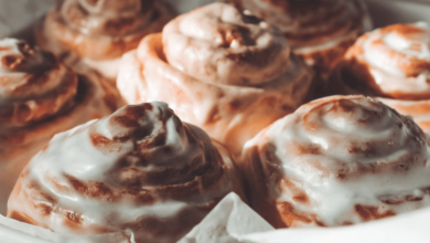 Los roles de canela son un clásico de la repostería casera; con ingredientes sencillos y un proceso paso a paso, se pueden lograr suaves, esponjosos y con el toque dulce ideal.