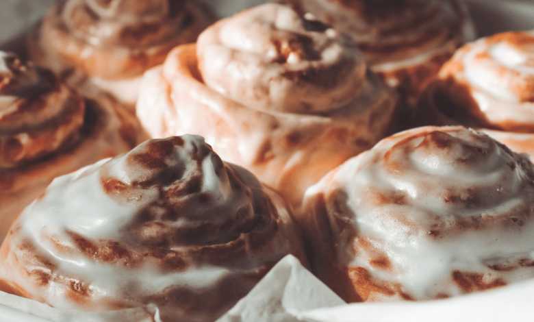 Los roles de canela son un clásico de la repostería casera; con ingredientes sencillos y un proceso paso a paso, se pueden lograr suaves, esponjosos y con el toque dulce ideal.