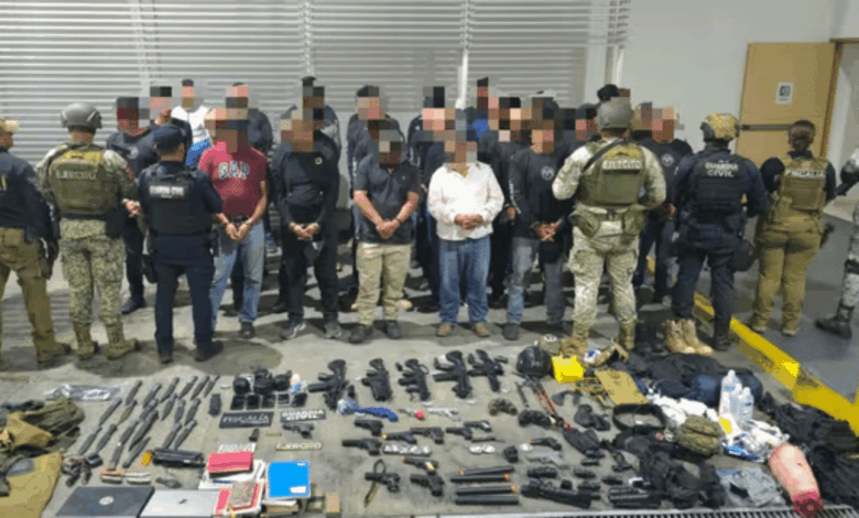 Autoridades mexicanas detuvieron a 38 hombres vinculados a la iglesia La Luz del Mundo en un operativo en Michoacán. Los implicados se encontraban en un campamento donde realizaban entrenamientos tácticos con armas de fuego y réplicas de rifles de asalto.
