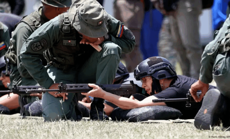 El gobierno de Nicolás Maduro organizó una jornada de adiestramiento en barrios de todo el país para preparar a la población frente a una posible agresión de Estados Unidos, en medio del aumento de tensiones en el Caribe.