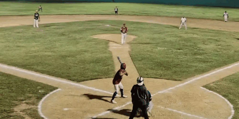 Bilder y Laguneros protagonizan emocionante partido de softbol mixto nocturno en Sabancuy