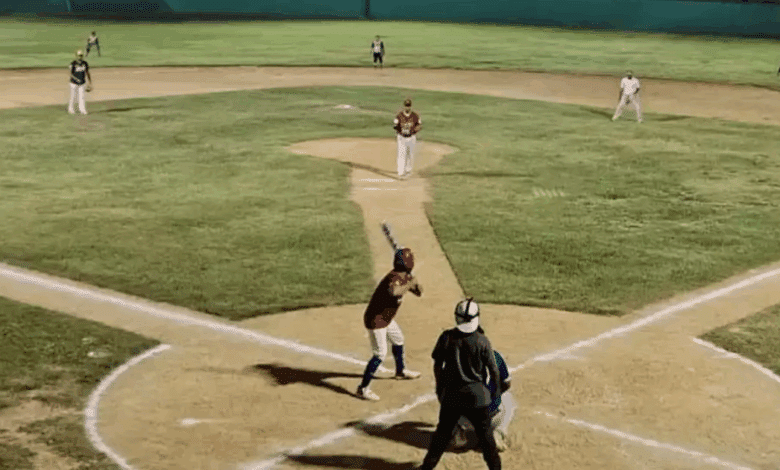 Bilder y Laguneros protagonizan emocionante partido de softbol mixto nocturno en Sabancuy