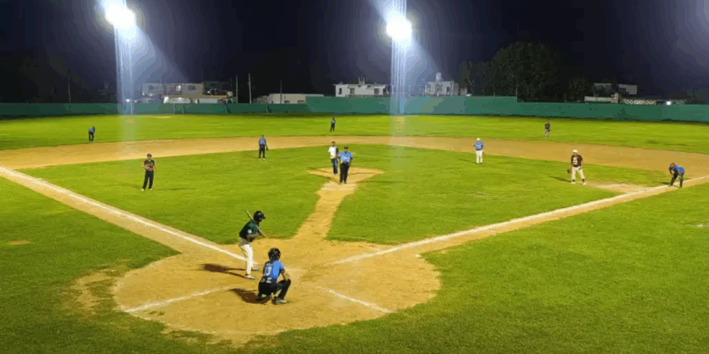 Caimanes y San Fernando se enfrentan en emocionante partido nocturno de softbol en Sabancuy