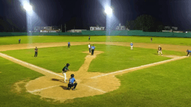 Caimanes y San Fernando se enfrentan en emocionante partido nocturno de softbol en Sabancuy