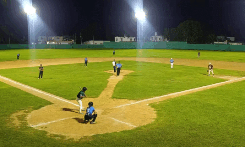 Caimanes y San Fernando se enfrentan en emocionante partido nocturno de softbol en Sabancuy