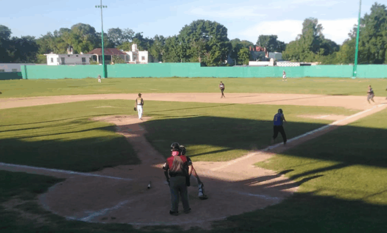 Cerveceros y Coyotes protagonizan jornada de emociones en la Liga Regional de Béisbol de Sabancuy