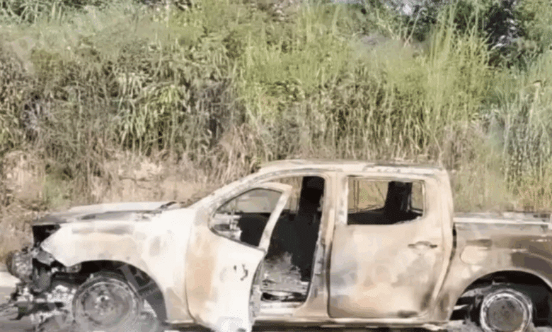 Corto circuito provoca incendio total de camioneta en la carretera Escárcega–Champotón