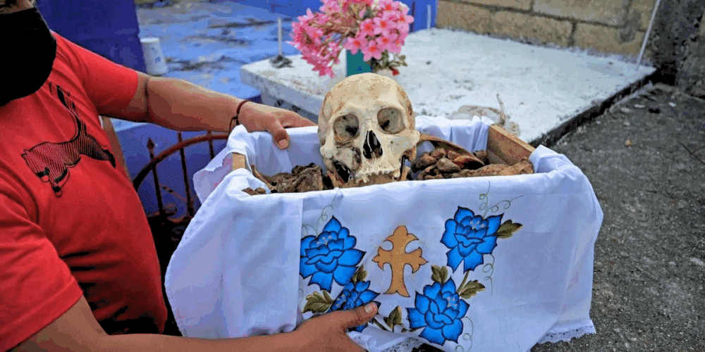 De Pomuch a Indonesia ritos globales que desentierran a sus muertos para convivir con ellos