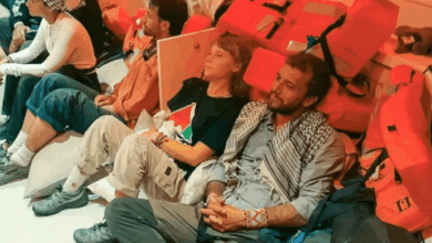 Participantes de la flotilla humanitaria Global Sumud, deportados o detenidos por Israel, han denunciado condiciones de reclusión inhumanas, abusos físicos y psicológicos, privación de alimentos, agua y medicamentos.