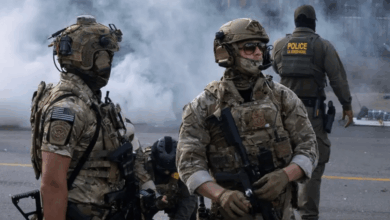 El gobierno del presidente Donald Trump calificó este domingo a la ciudad de Chicago como una “zona de guerra”, justificando así el despliegue de 300 soldados de la Guardia Nacional, una medida que fue ejecutada pese a la oposición del gobernador de Illinois, J.B. Pritzker, y de las autoridades demócratas locales.