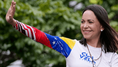 María Corina Machado, principal figura de la oposición venezolana, fue galardonada este viernes, 10 de octubre de 2025, con el Premio Nobel de la Paz. El Comité Noruego del Nobel en Oslo justificó la elección por su "promoción de los derechos democráticos" y su rol unificador en la búsqueda de una "transición justa y pacífica de la dictadura a la democracia" en Venezuela.