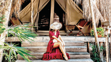 Una modalidad de alojamiento ha ganado relevancia en las costas de Yucatán y Quintana Roo: el glamping. Este concepto, cuyo nombre proviene de la fusión de las palabras glamour y camping, ofrece a los visitantes la oportunidad de experimentar una profunda cercanía con la naturaleza sin sacrificar las comodidades de un resort de lujo.