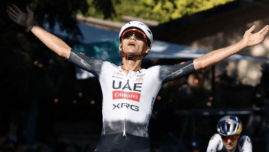 El ascenso de una estrella Isaac del Toro hace historia al ganar el Giro de Emilia, su 14ª victoria del año (Foto por @TeamEmiratesUAE)