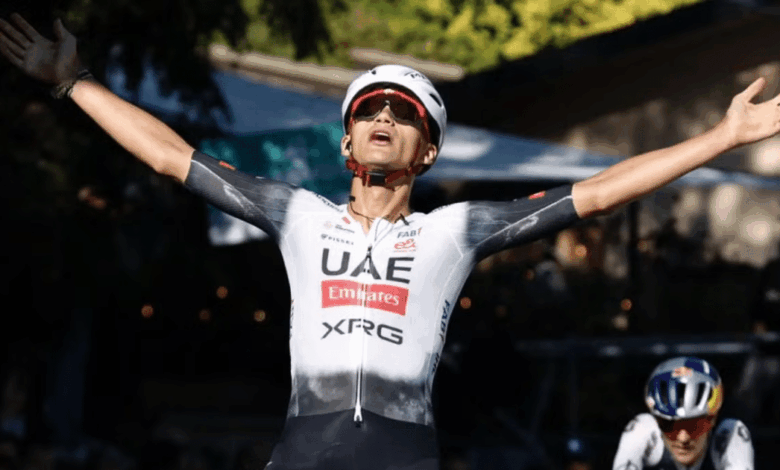 El ascenso de una estrella Isaac del Toro hace historia al ganar el Giro de Emilia, su 14ª victoria del año (Foto por @TeamEmiratesUAE)