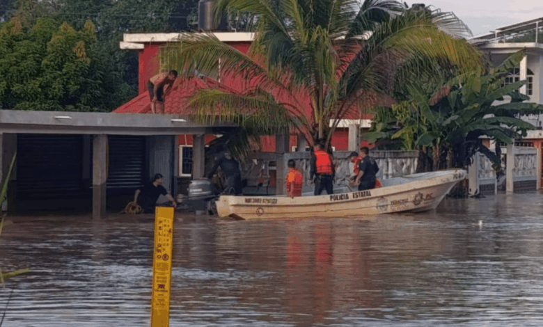 El desbordamiento del Río Cazones deja un muerto y a familias atrapadas (Foto por la Secretaría de protección Civil de Veracruz)