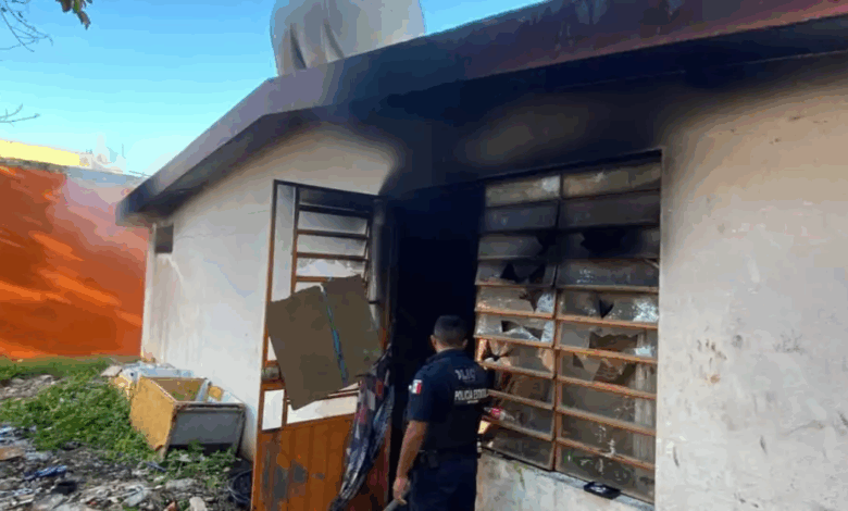 Incendio en la colonia Polvorín de Campeche moviliza a bomberos tras disputa entre indigentes