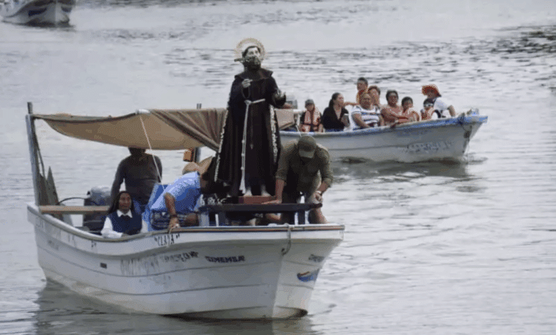 Pescadores de Campeche celebran a San Francisco de Asís con tradicional paseo por mar
