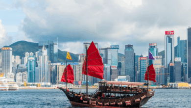 Hong Kong, la vibrante metrópoli asiática, combina modernidad y tradición, con rascacielos icónicos, mercados callejeros, templos históricos y gastronomía mundial.