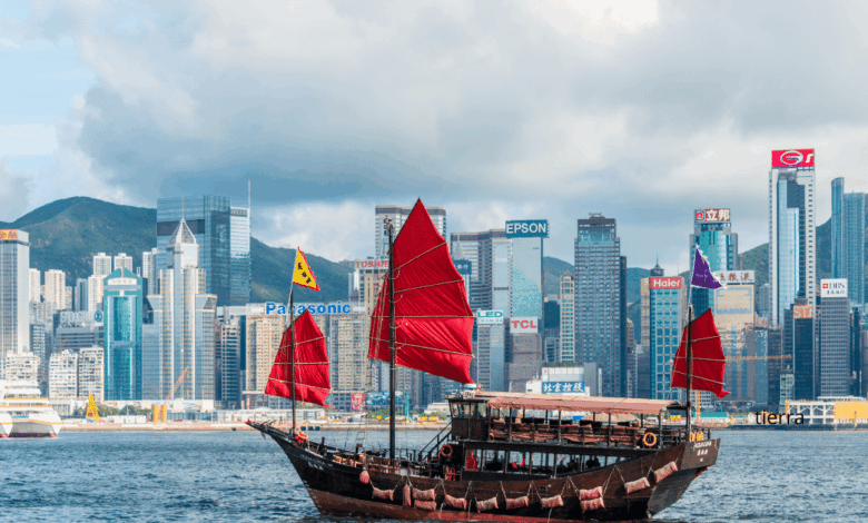 Hong Kong, la vibrante metrópoli asiática, combina modernidad y tradición, con rascacielos icónicos, mercados callejeros, templos históricos y gastronomía mundial.
