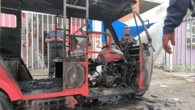 Pochimóvil se consume en llamas en Ciudad del Carmen; investigan posible incendio provocado