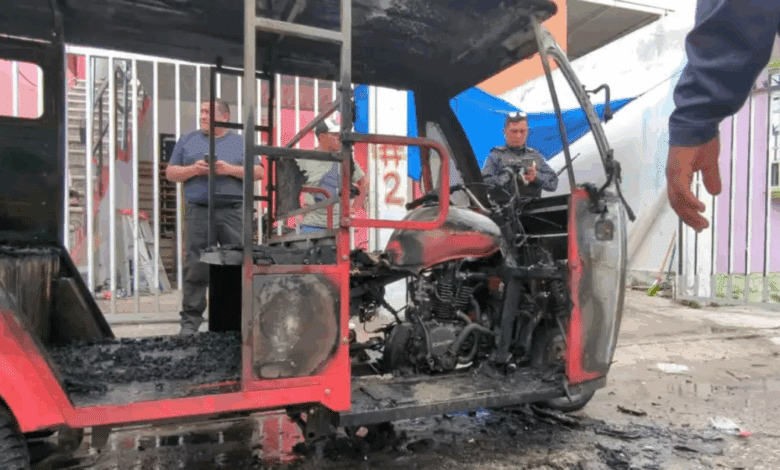 Pochimóvil se consume en llamas en Ciudad del Carmen; investigan posible incendio provocado