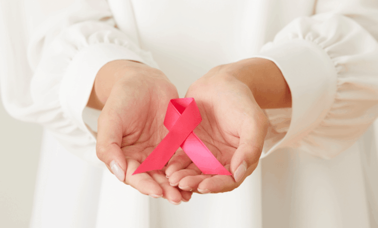 Durante octubre, diversas instituciones promueven la detección temprana del cáncer de mama con precios accesibles en estudios y consejos financieros para apoyar la economía familiar.