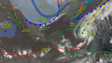 Este día, el frente frío núm. 11 y la masa de aire polar que lo impulsa se desplazarán rápidamente sobre la vertiente del golfo de México, originando lluvias fuertes a muy fuertes en el oriente y sureste mexicano, y chubascos en la península de Yucatán; así como lluvias puntuales intensas en zonas de Veracruz, Oaxaca y Tabasco.