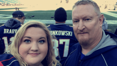 Una seguidora de los New England Patriots compartió en redes sociales el "antes y después" de ella y su padre, mostrando una notable pérdida de peso. Su mensaje sobre un estilo de vida más saludable se convirtió en un fenómeno viral en X y una fuente de motivación para miles.
