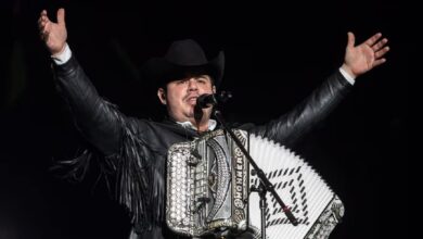 Alfredo Olivas preocupa a sus fans al recibir un "regalo" durante su show en Pachuca (Foto de internet)