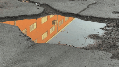 Baches y aguas grises obstaculizan cruce vial en colonia de Champotón