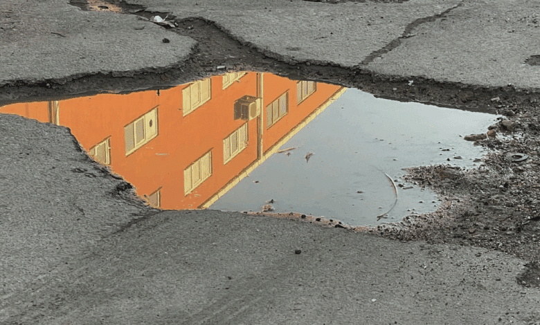Baches y aguas grises obstaculizan cruce vial en colonia de Champotón
